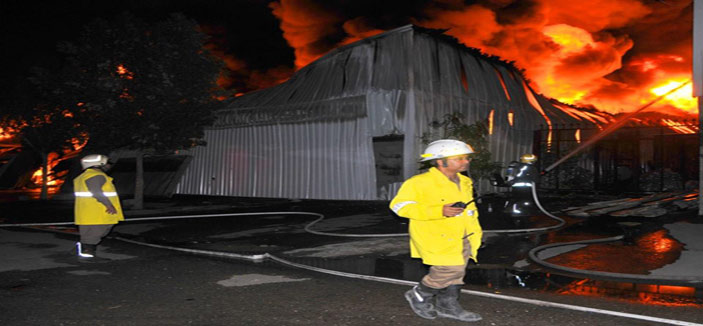 حريق هائل في مصنع سجاد يستنفر 24 فرقة إطفاء .. والشرطة تشارك في التحقيق 