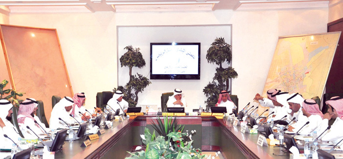 بلدي الرياض يناقش وضع الحفريات مع الرؤساء التنفيذيين للشركات الخدمية 