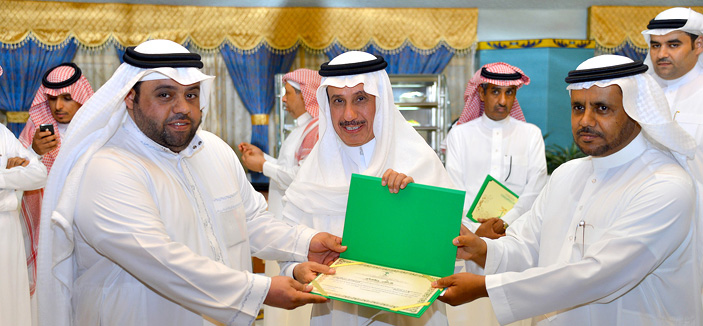 السفير البشر يكرم الجهات المشاركة في جناح المملكة في معرض أبوظبي للكتاب 