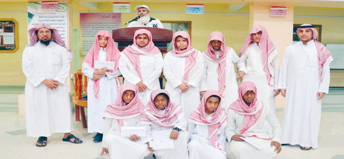 تكريم الطلاب الفائزين بمسابقة قسم التوعية الإسلامية 