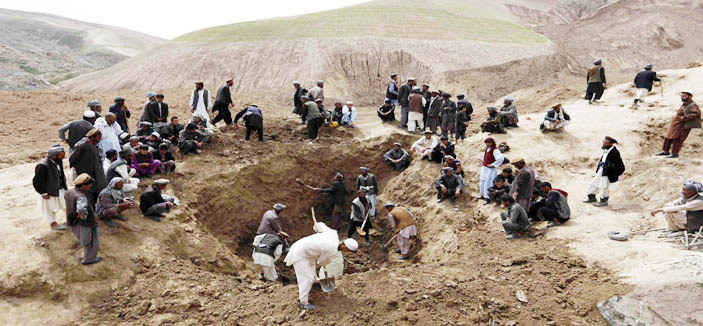 قرية أفغانية تستغيث بعد أن دمرتها انزلاقات التربة 