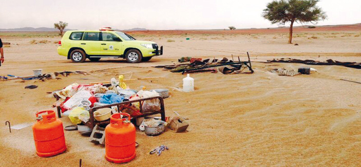 عاصفة رملية تمزق خيمة مواطن وتشتت أسرته ومواشيه 