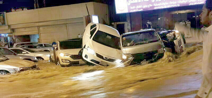 أمطار مكة: وفاة مقيمة إفريقية .. و1356 بلاغاً تلقتها غرفة عمليات الدفاع المدني 