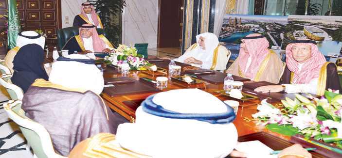 الأمير مقرن يجتمع مع أعضاء مجلس مركز الأمير سلطان الحضاري 