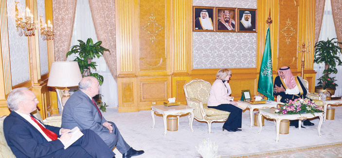 الأمير مقرن يستقبل مساعدة وزير الخارجية الأمريكي والسفير الجزائري 