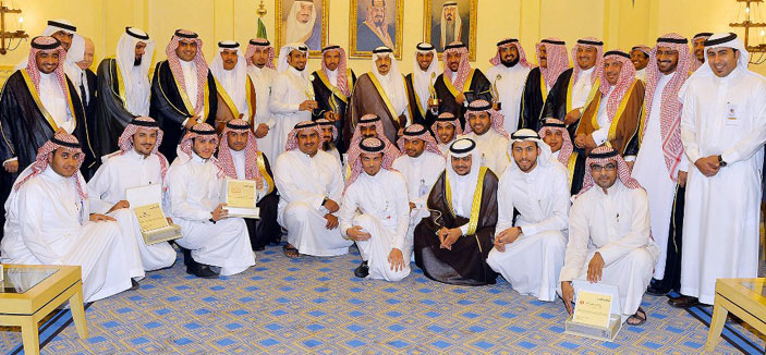 الأمير فيصل بن بندر يكرم المشاركين من القصيم بملتقى السفر والسياحة بالرياض 