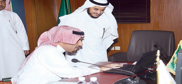 مدير جامعة المجمعة يدشن عدداً من الخدمات الإلكترونية والمشروعات التقنية الجديدة 