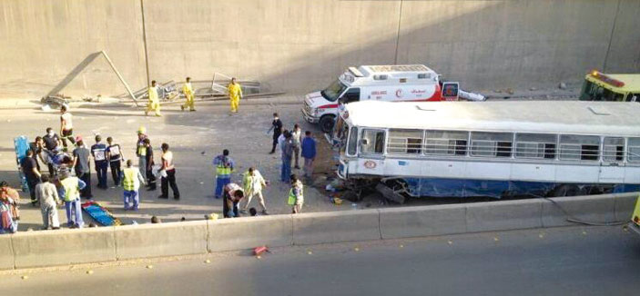 الرياض .. وفاة سائق الحافلة وإصابة 60 عاملاً في حادث سقوط داخل النفق 