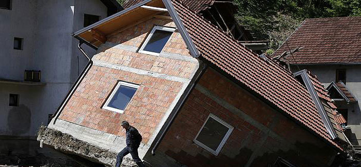انحسار مياه الفيضانات في البلقان وتحول الجهود إلى إزالة آثارها  