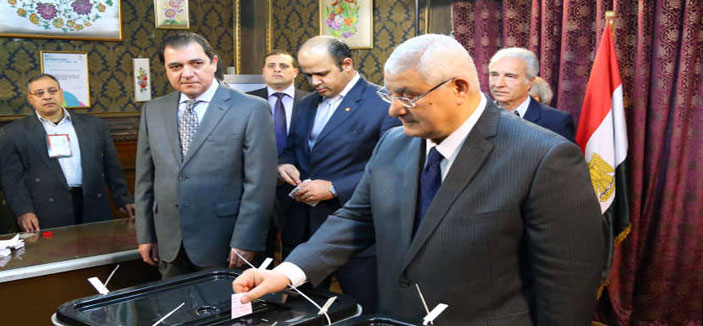 الرئيس المصري يدلي بصوته في انتخابات الرئاسة ويؤكد أهمية بناء مصر المستقبل 