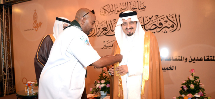 الأمير فيصل بن خالد يُكرِّم 600 متقاعد ومتقاعدة بتعليم عسير 