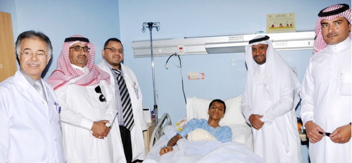 إعادة يد شاب مبتورة في عملية جراحية دقيقة بتبوك 
