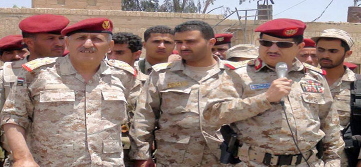رئيس الاستخبارات العسكرية اليمنية يتفقد معسكرات عمران 