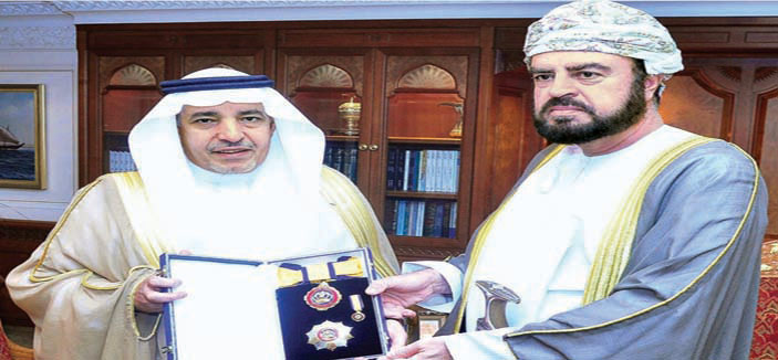 السلطان قابوس يمنح وسام النعمان لسفير المملكة لدى عُمان 