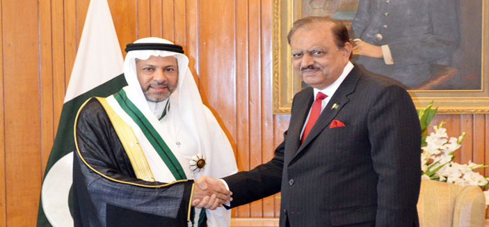 الرئيس الباكستاني يقلد السفير الغدير وسام «قائد أعظم» 