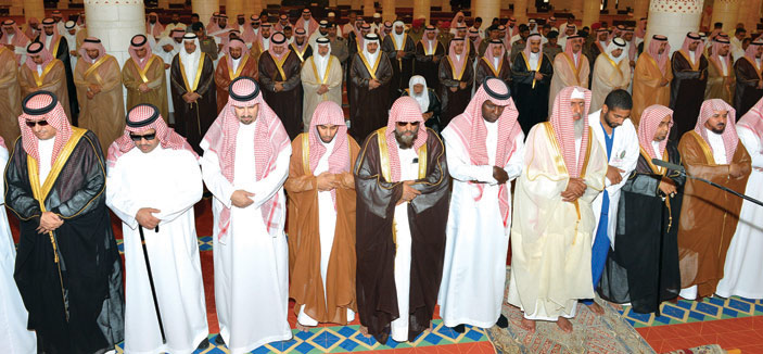 الأميران أحمد وتركي بن عبد الله يؤديان صلاة الميت على الأميرة جواهر بنت بدر 