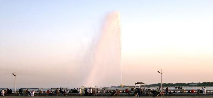 جَمالٌ في الشمال بكل لونٍ وحس في الجنوب يذوب رِقا 