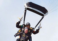بوش الأب احتفل بعيد ميلاده التسعين بالقفز بمظلة من طائرة 