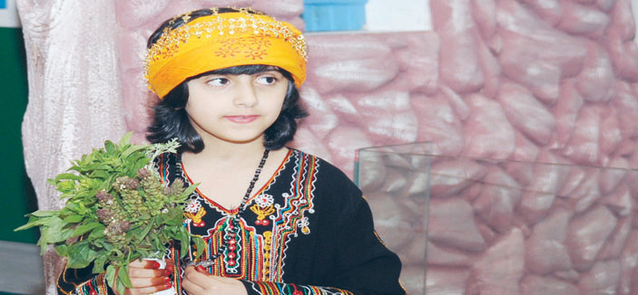 عسير تستقبل الزوار والمصطافين بالعطر والهدايا 