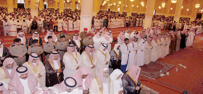 أمير الرياض يؤدي صلاة الميت على الأميرة نزهة بنت سعود