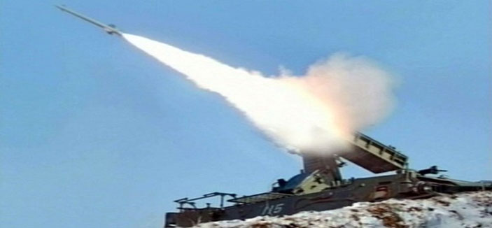 كوريا الشمالية تستعرض قوتها بإطلاق صاروخين 