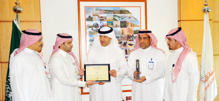 الأمير سلطان بن سلمان يتسلم جائزة التميز العالمية في نظم المعلومات الجغرافية 
