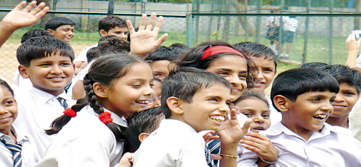 200 طفل هندي يستطيعون الكتابة بكلتا اليدين في نفس الوقت 