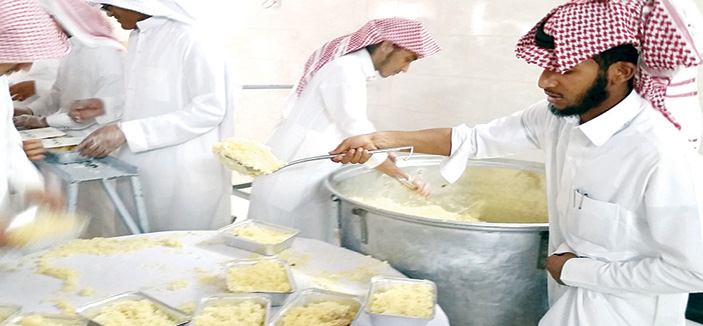 جمعية الدلم الخيرية تقدم 48000 وجبة إفطار في 30 موقعاً 