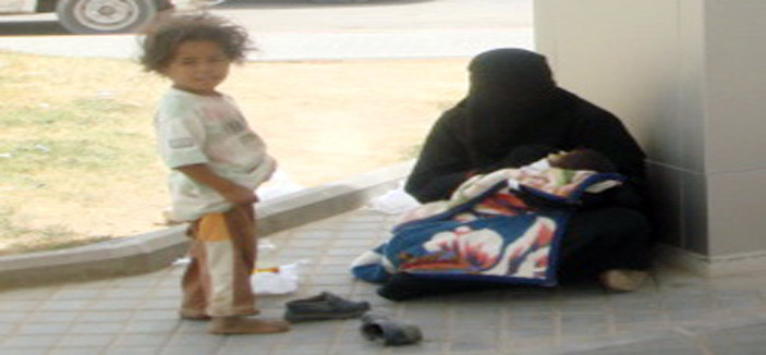 «نساء» يستعطفن قلوب الناس بحمل الأطفال الصغار في «التسول» 