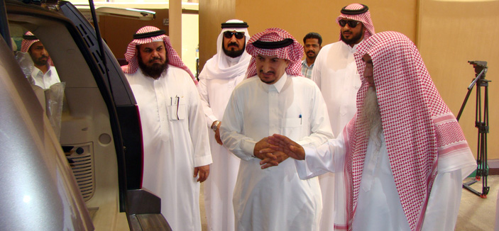 تسليم دفعة جديدة من سيارات المعوقين بحائل 