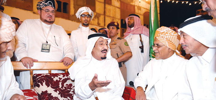 الأمير سلمان يزور جدة التاريخية .. والمواطنون يستقبلونه بالأهازيج الحجازية 