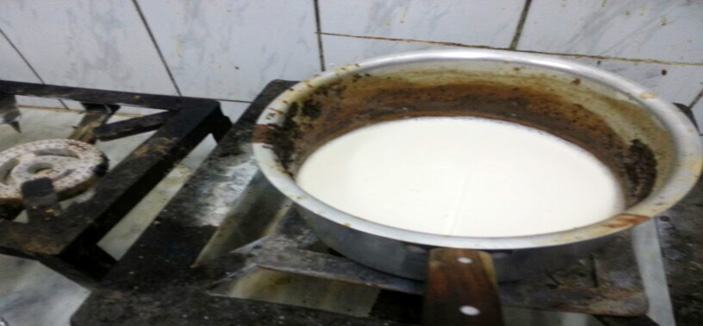 بلدية وادي الدواسر تصادر عبوات معسل وأطعمة منتهية 