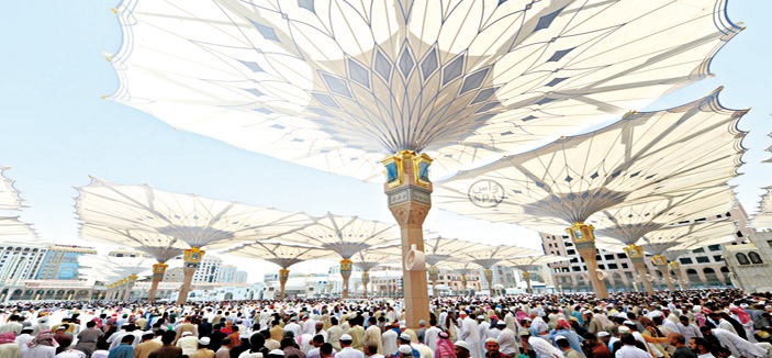 نصف مليون مصلّ يودعون الجمعة الأخيرة من رمضان بالمسجد النبوي 