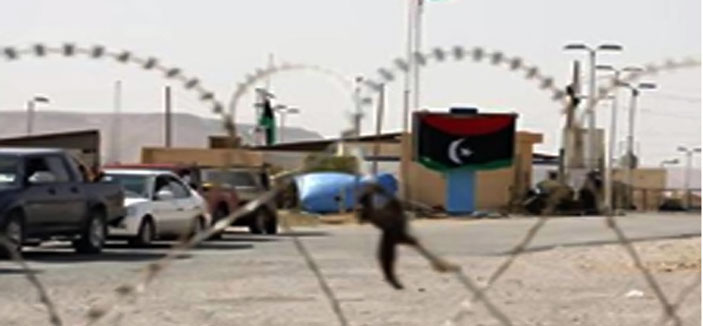 تدفق الآلاف من الليبيين إلى تونس هربًا من المعارك بليبيا 