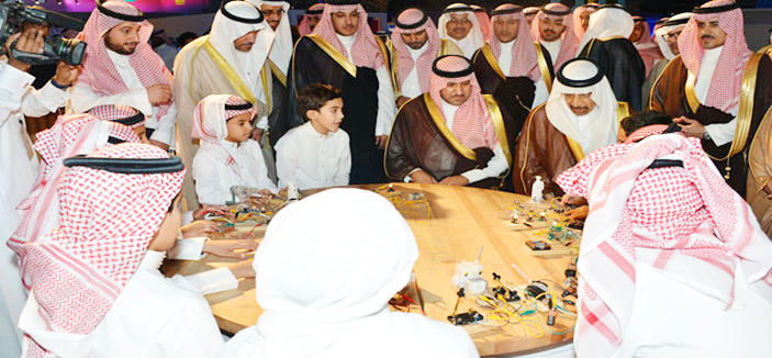 أمير منطقة الرياض على طاولة الأيتام 