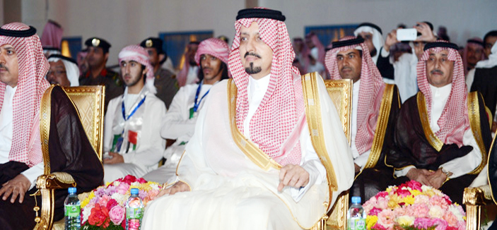 الأمير فيصل بن خالد يتقدم الحاضرين في الحفل الكبير بمناسبة العيد في أبها 
