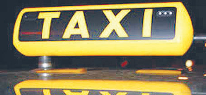 سائق تاكسي يتنكر في شكل امرأة ويسرق الركاب المخمورين 