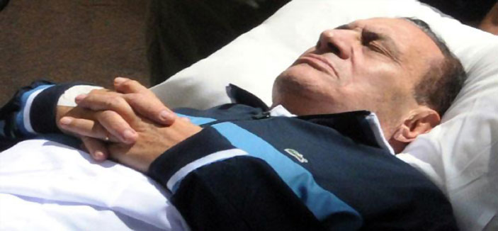 مصر.. تدهور الحالة الصحية لمبارك خلال المحاكمة والقاضي يأمر بإعادته إلى المستشفى 
