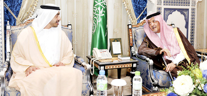 الأمير سعود الفيصل يستقبل سمو وزير الخارجية الإماراتي لدى وصوله إلى جدة 