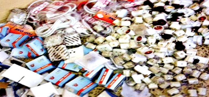 التجارة تصادر 5 آلاف قطعة كهربائية مقلدة برفحاء 