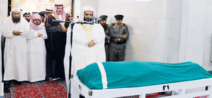 الأمير فيصل بن سلمان يؤدي صلاة الميت على الفريق زميم السواط 