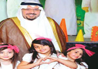 الأمير الدكتور فيصل بن مشعل يشيد بركن الأطفال بسياحي عنيزة ويصور معهم 
