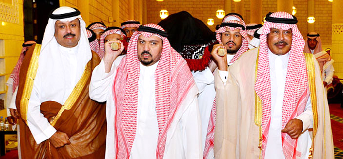 أمير الرياض يؤدي صلاة الميت على والدة الأمير فيصل بن مشعل بن سعود 