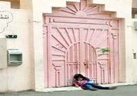 التحقيق في موضوع الطفل النائم عند باب مدرسته في المدينة المنورة 