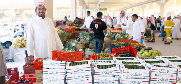 ضخ كميات كبيرة من الخضار والفاكهة في يوم المزارع اليوم 