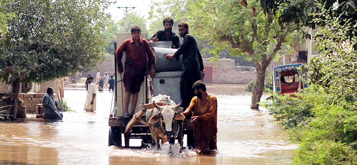 ثلاثة قتلى بانفجار قنبلة.. ومياه الفيضانات تغمر عشرات القرى في باكستان 
