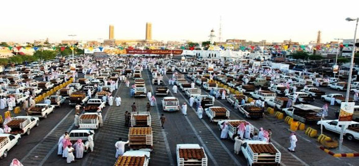 نقل التمور يغري السعوديين بالعمل في سوق بريدة 