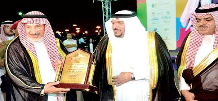 نائب أمير القصيم يكرم رئيس البلدية ومدير مهرجان الرس 