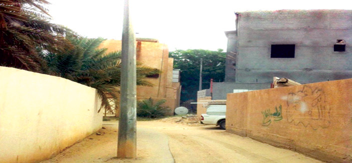 عمود للكهرباء يهدد أرواح السائقين والمارة 