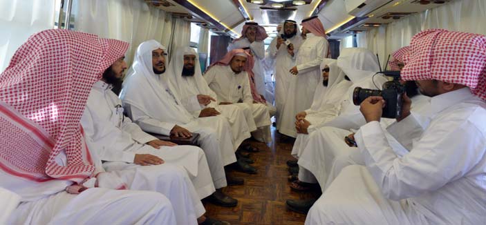 رئيس الهيئات يدشن الحافلة التوجيهية المتنقلة والسيارات الكهربائية التوعوية في الحج 